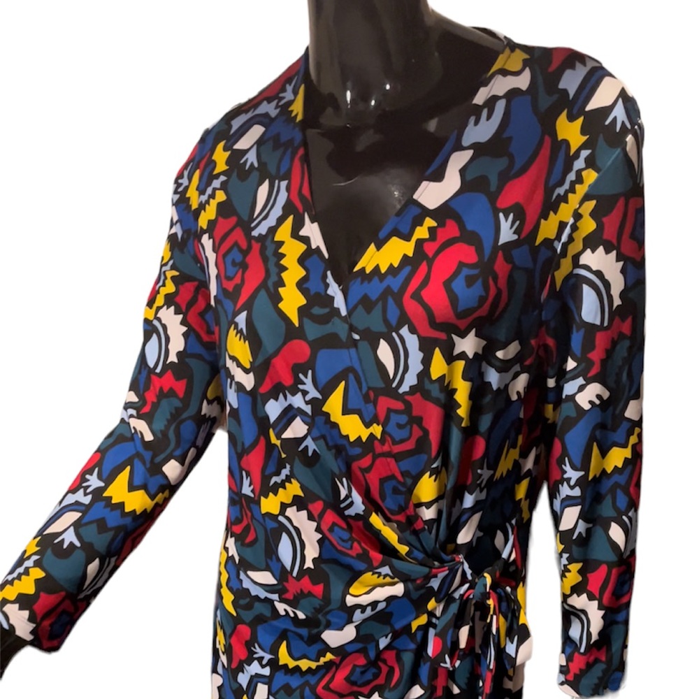 Anne Klein women’s abstract print v-neck long sleeve dress. Size: Large